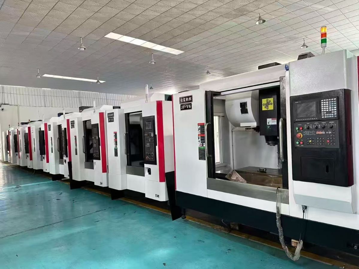 上新佳富V6三线轨加工中心,三菱M70系统和M80系统都有,主轴直联1