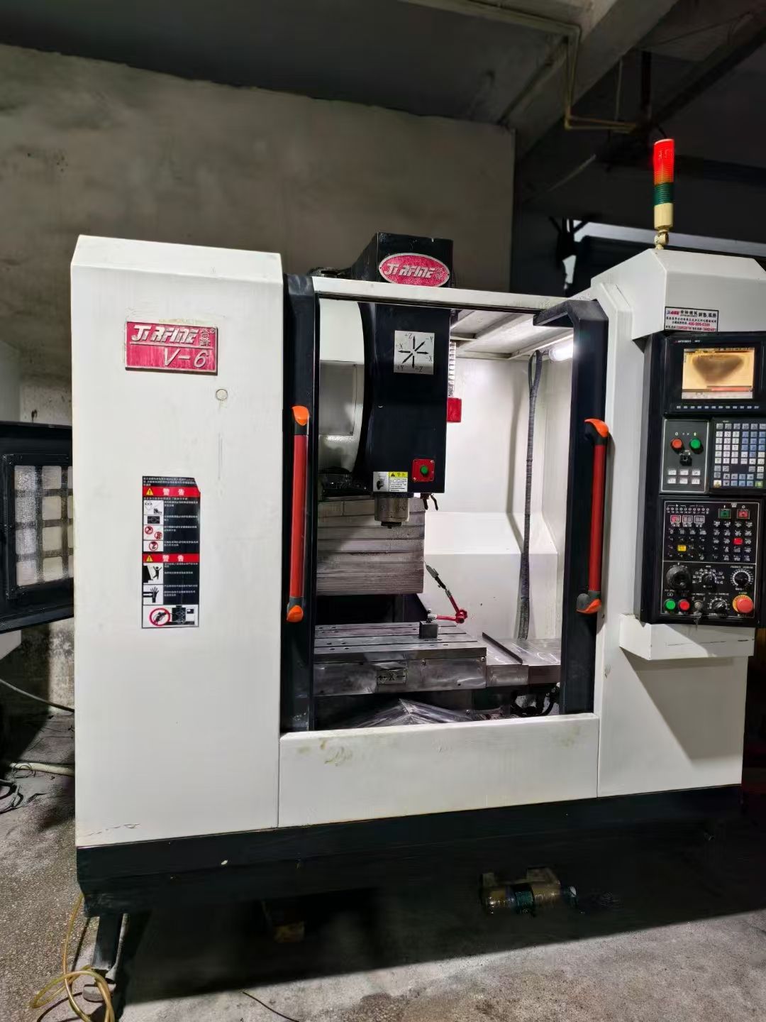 驚爆價(jià)雙胞胎華群V850三線軌加工中心，三菱M80系統(tǒng)