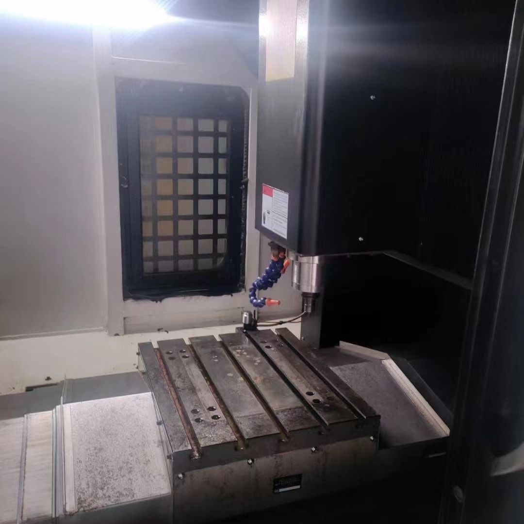 喬鴻650雕銑機，新代21MA系統(tǒng)，安川7系驅(qū)動電機，新機二手價