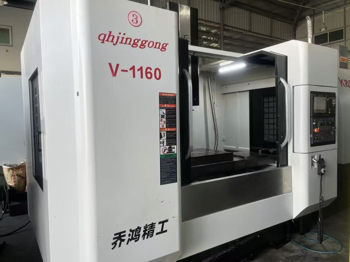 世通870精雕機(jī)，新代21MA系統(tǒng)。三軸35滾柱導(dǎo)軌