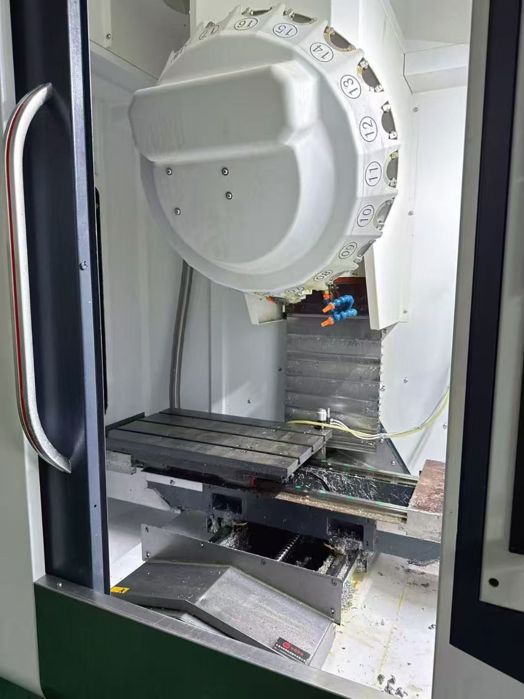 刚到仓库15台准新T600,新代22MA系统,2万转主轴,带油冷机