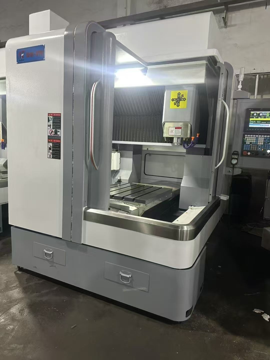 諾翔650精雕機，創(chuàng)能機身。新代21 M A，安川7代驅(qū)動