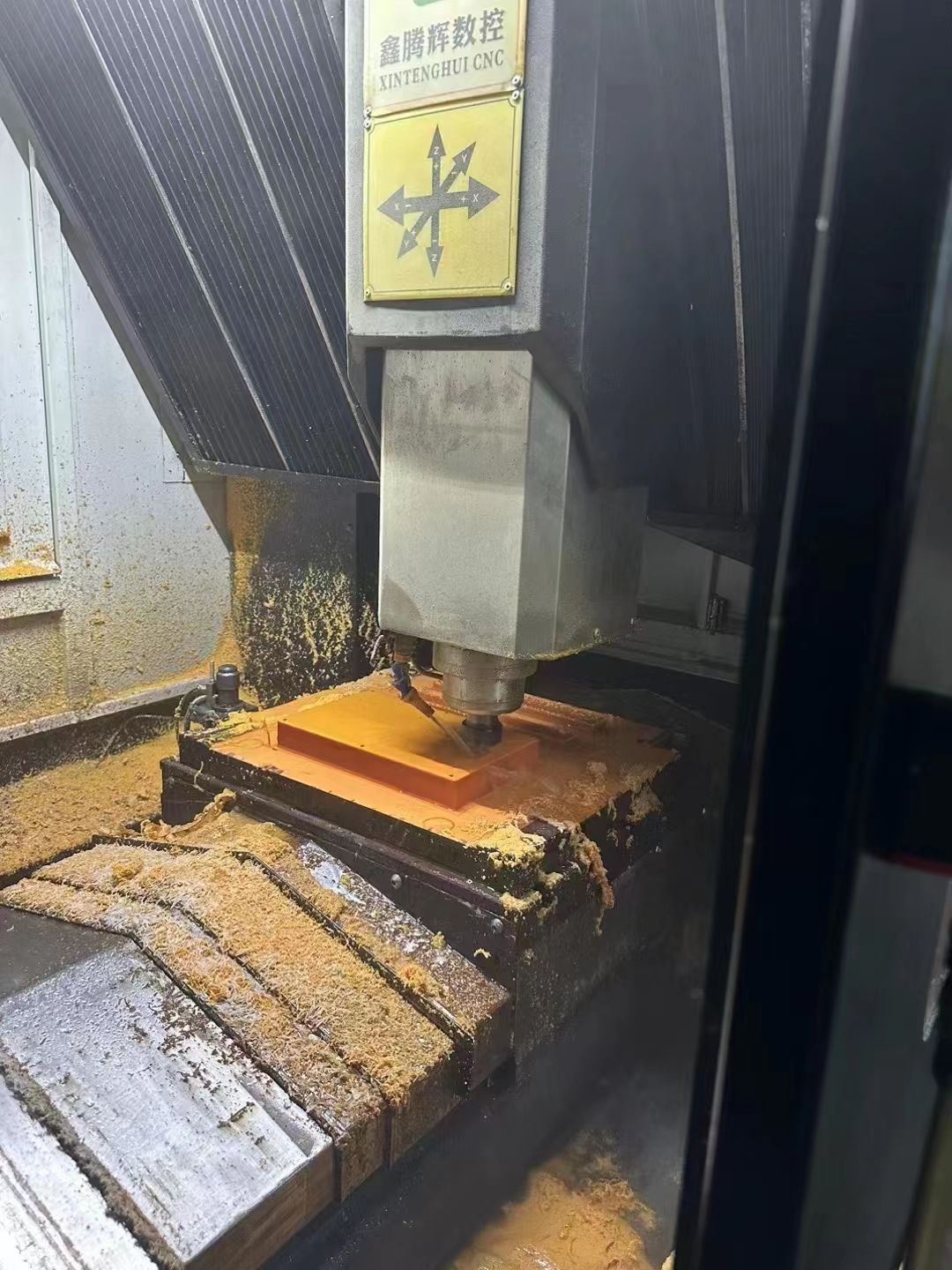 工廠出售準(zhǔn)新鑫騰輝650雕銑機(jī)、新代21ma、ER32、7.5kw、2