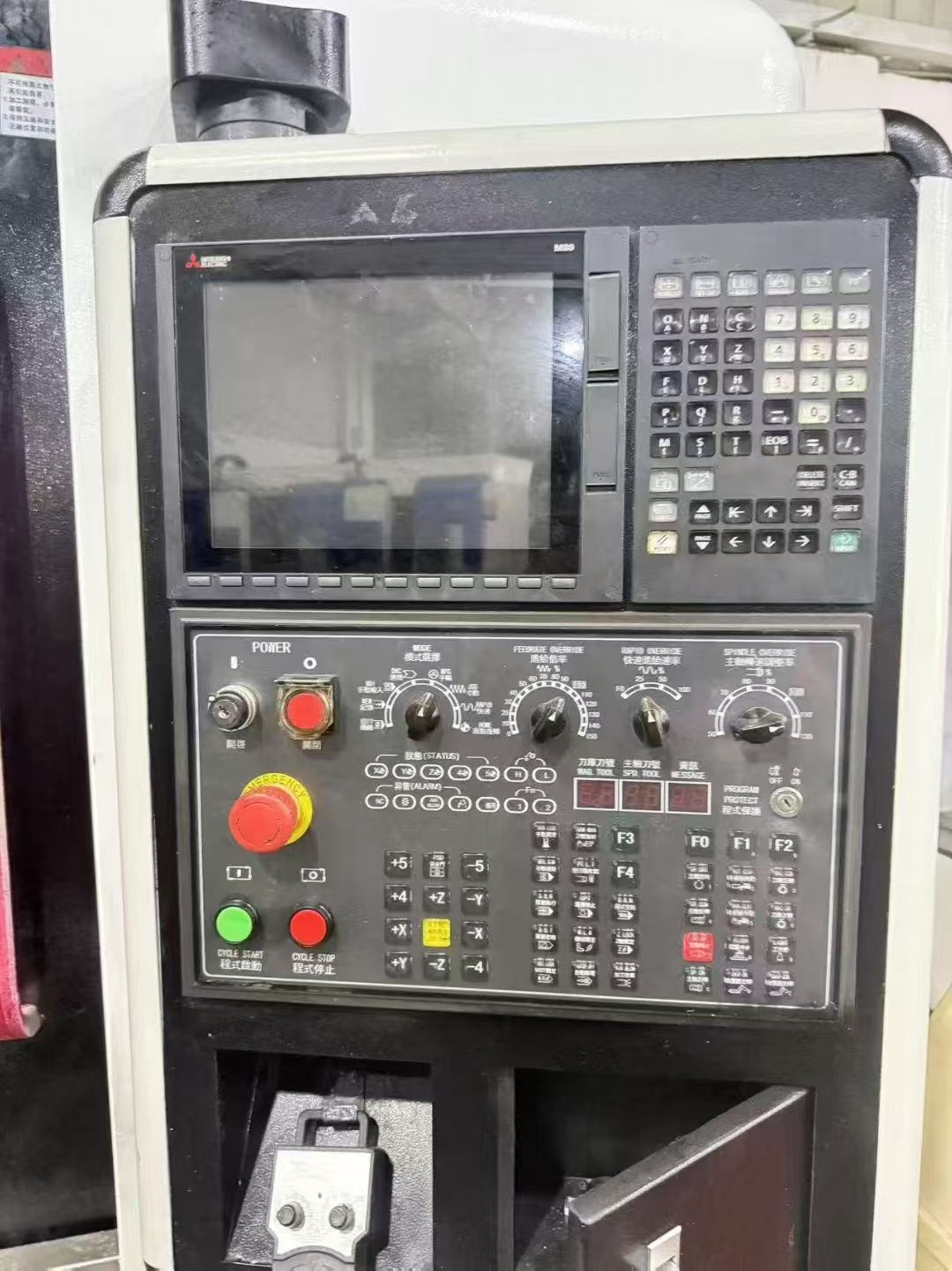 上新華群V850三線軌加工中心，三菱M80系統(tǒng)