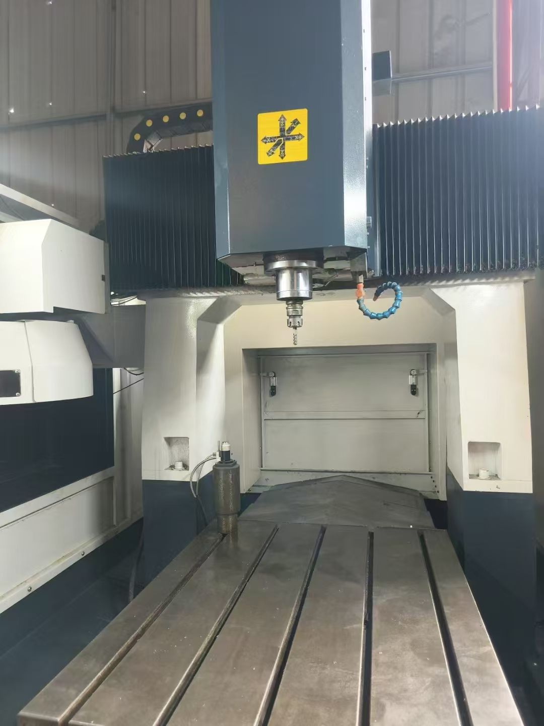 恒裕1080重型刀庫雕銑機(jī)，新代21MA系統(tǒng)，12把斗笠式刀庫