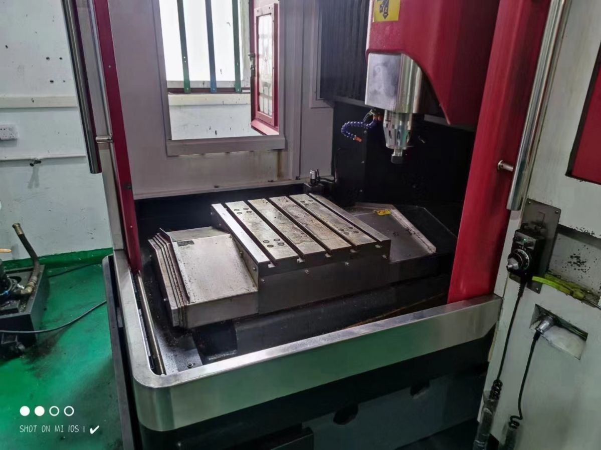 650精雕機(jī)，新代21MA系統(tǒng)，安川7代驅(qū)動(dòng)，主軸24000轉(zhuǎn)，配帶對(duì)