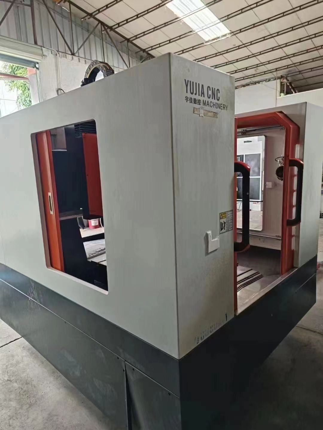 宇佳8080精雕機，新代21MA系統(tǒng)，主軸功率7.5千瓦，ER32夾頭
