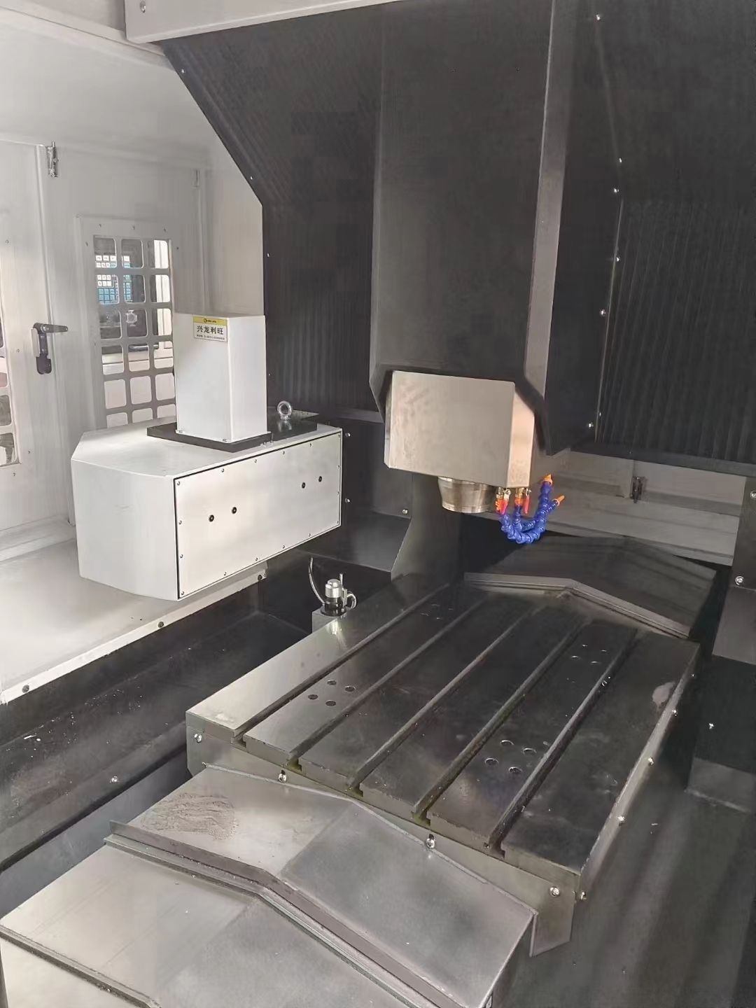全新機870精雕機二手價格出手，標配新代22MA系統(tǒng)，新代3合一伺服電