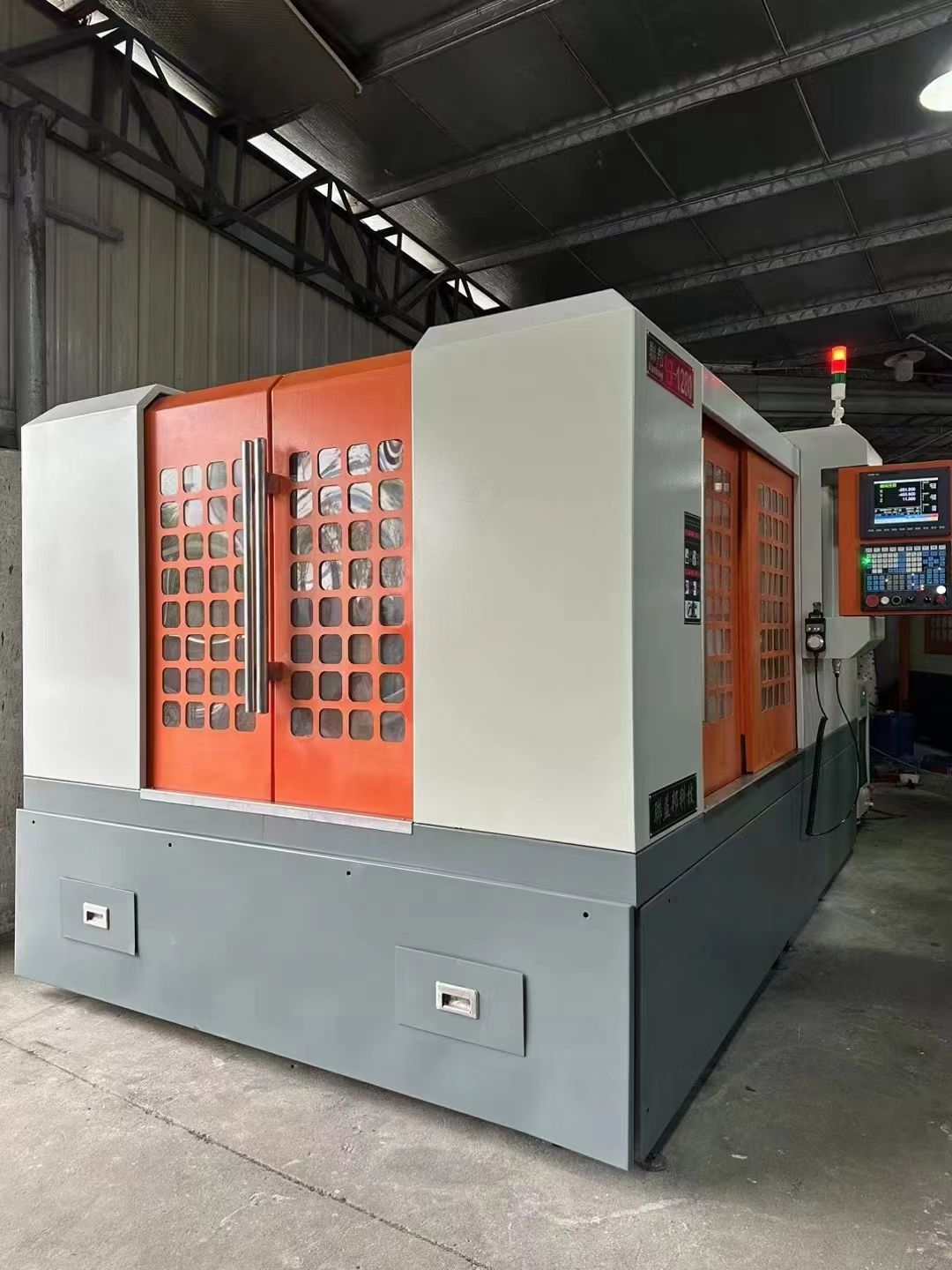 新到小龍門聯(lián)邦1280精雕機(jī)、新代21ma、主軸直徑160、ER40、