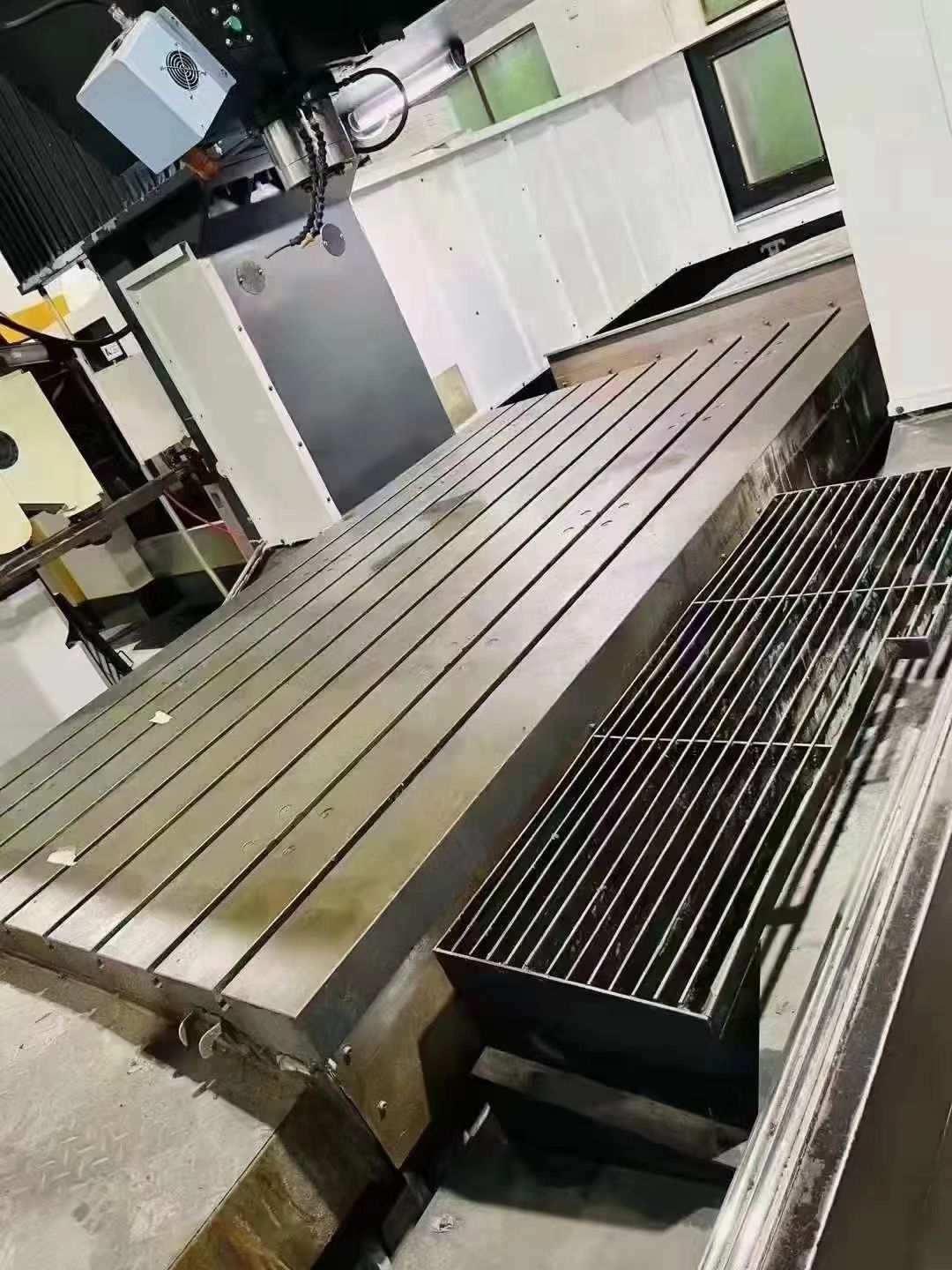 3022龍門 兩線一硬 三菱M70系統(tǒng)，BT50主軸6000轉(zhuǎn) 帶24