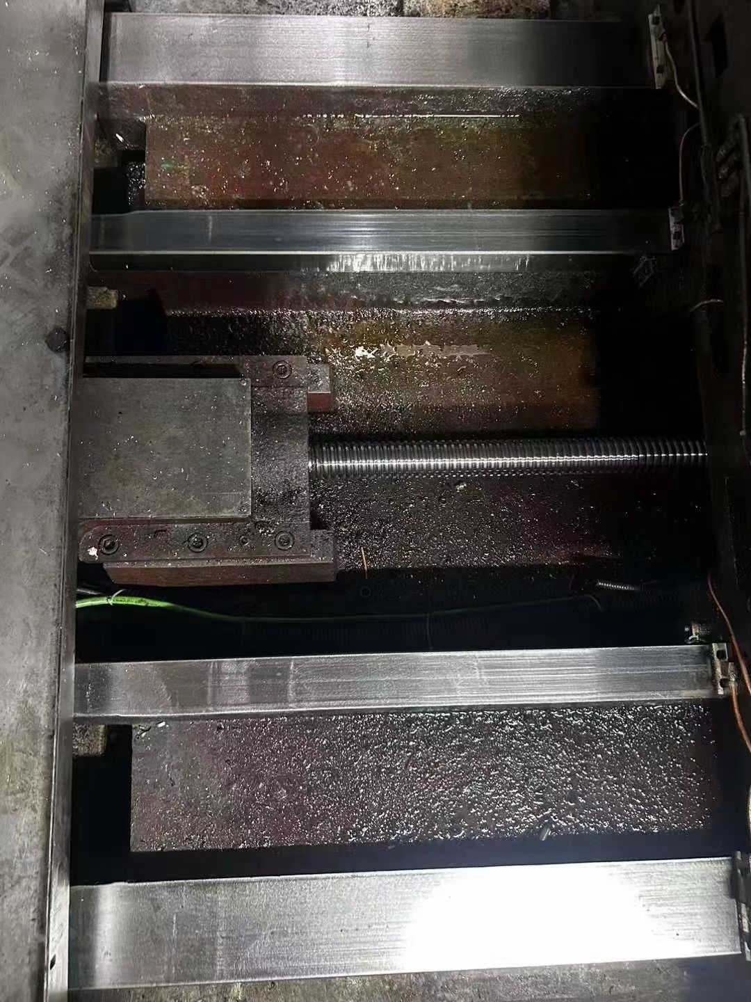 寶佳1165模具機(jī)，三軸硬軌導(dǎo)軌雪亮，三菱M70A系統(tǒng)，臺(tái)灣鑼毅主軸1