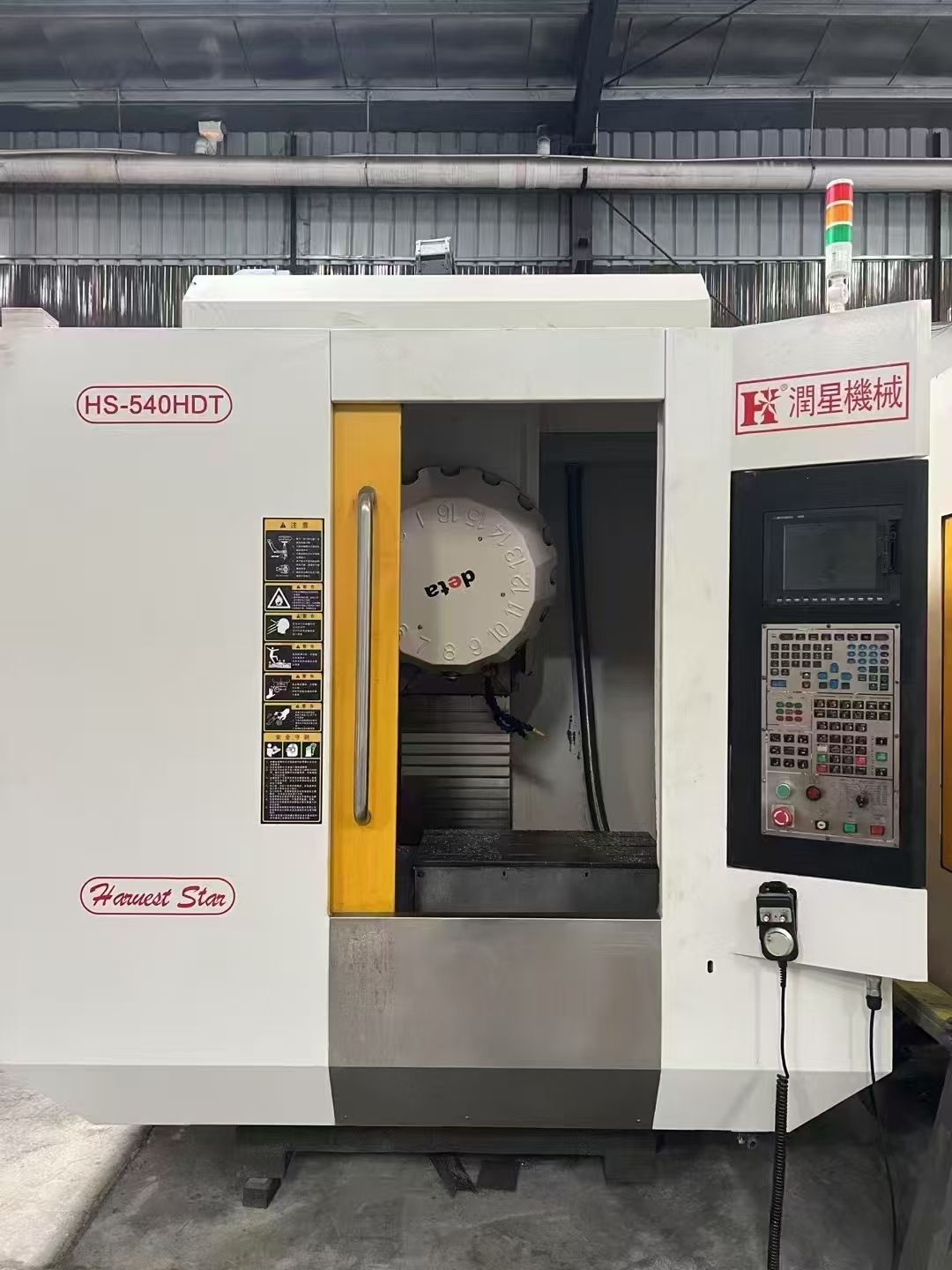 特價仕興鴻V8重型三線軌加工中心,bt40主軸24吧刀庫