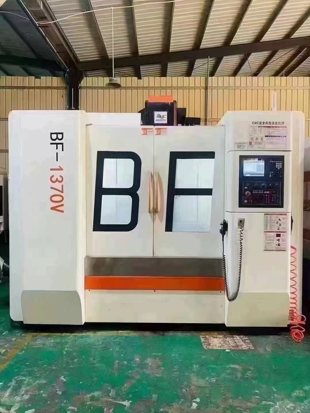 雙準新寶烽BF-1370V模具機，三軸重型滾柱線軌，三菱M80系統(tǒng)，1