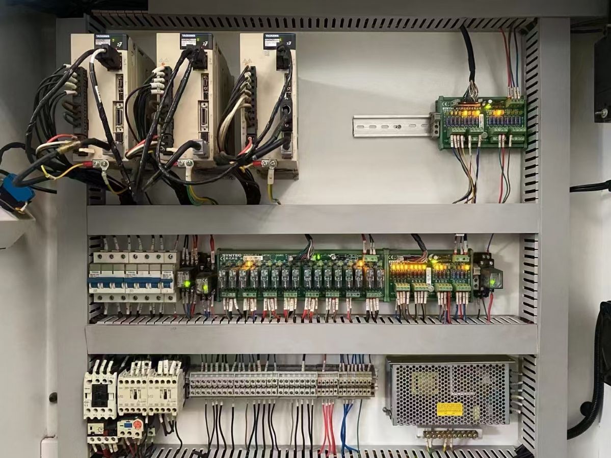 喬鴻650刀庫精雕機 新代21MA系統(tǒng)，7.5KW千瓦BT30主軸24