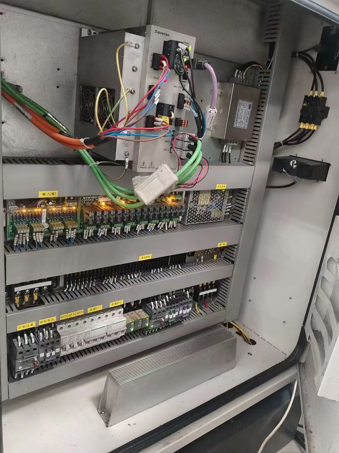 工新上市一臺靚貨德米650雕銑機，新代21MA-E系統(tǒng)，16T刀庫，主