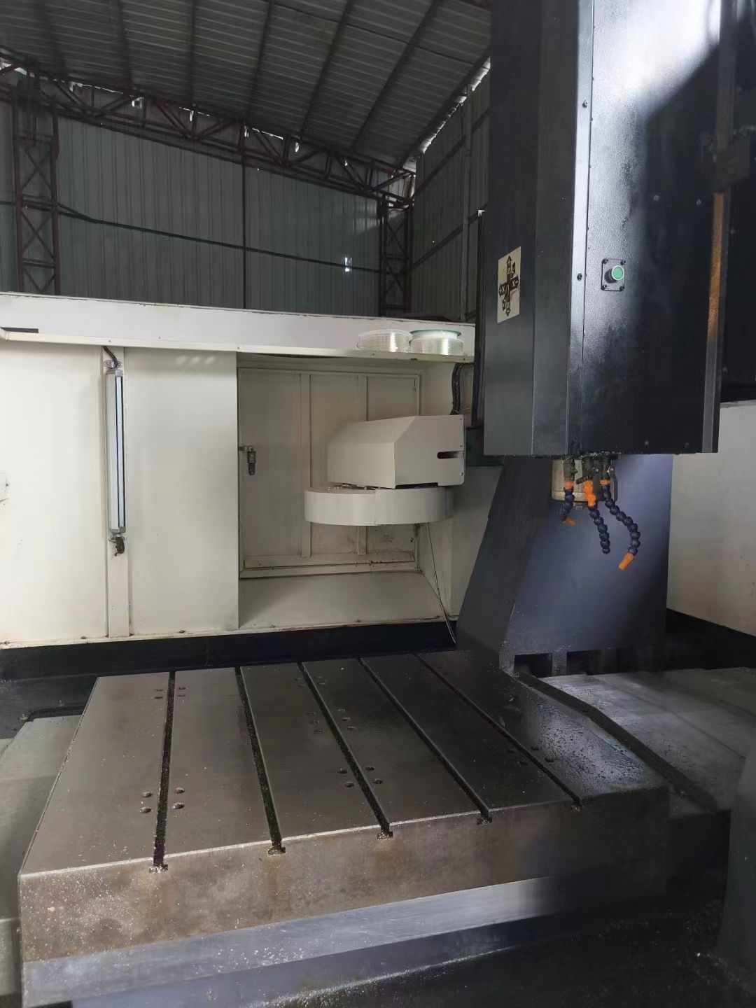 恒裕1210重型龍門雕銑機(jī) 新代21ma系統(tǒng)，bt40機(jī)械主軸直連12