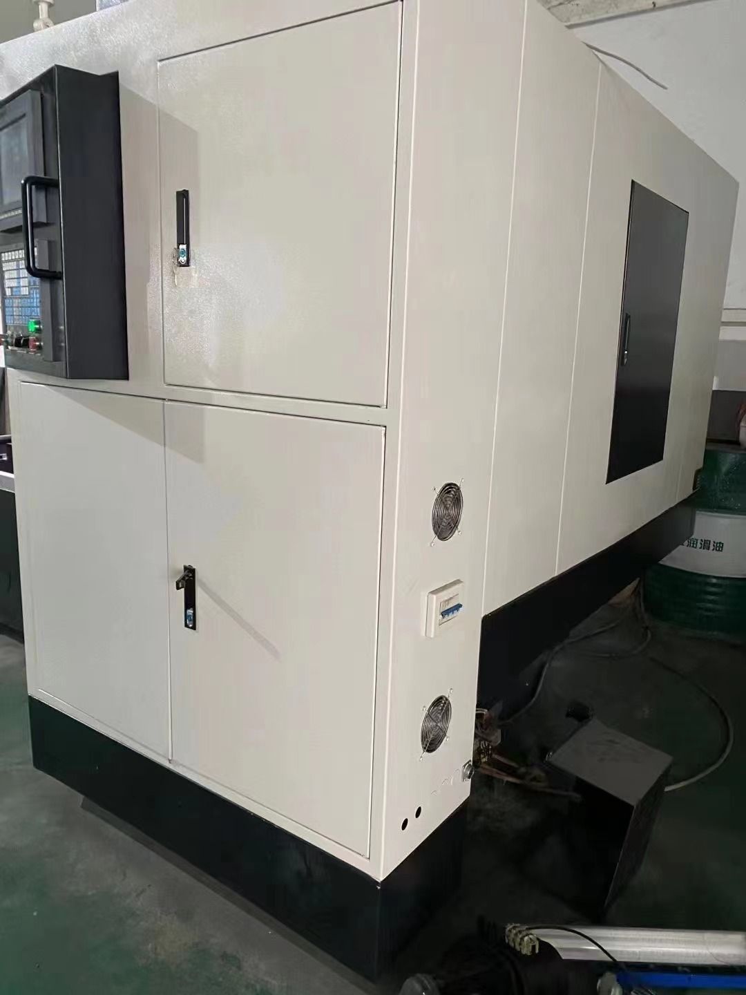 轉(zhuǎn)讓重型臺(tái)群1280雕銑機(jī)一臺(tái)，BT40主軸，新代系統(tǒng)，機(jī)好