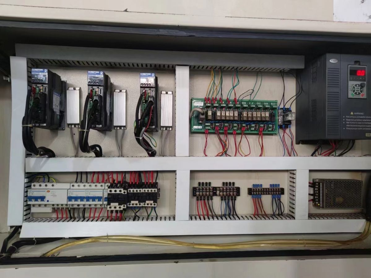 聯(lián)邦760精雕機，寶元系統(tǒng)，主軸7.5kw，帶對刀儀，工廠只加工銅公，