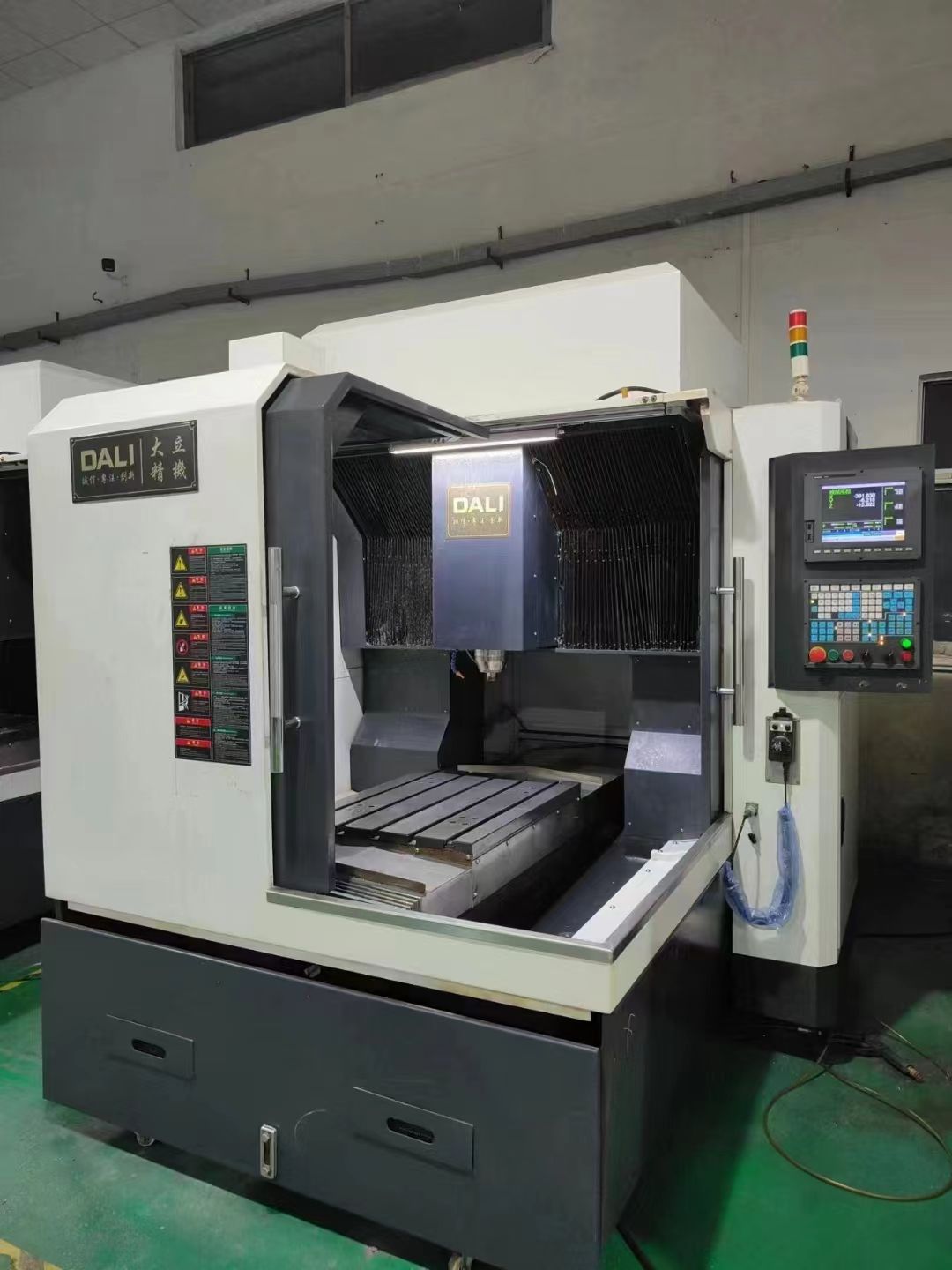 大立870精雕機多臺，創(chuàng)能床身，主軸7.5千瓦24000轉(zhuǎn)，帶油冷機，