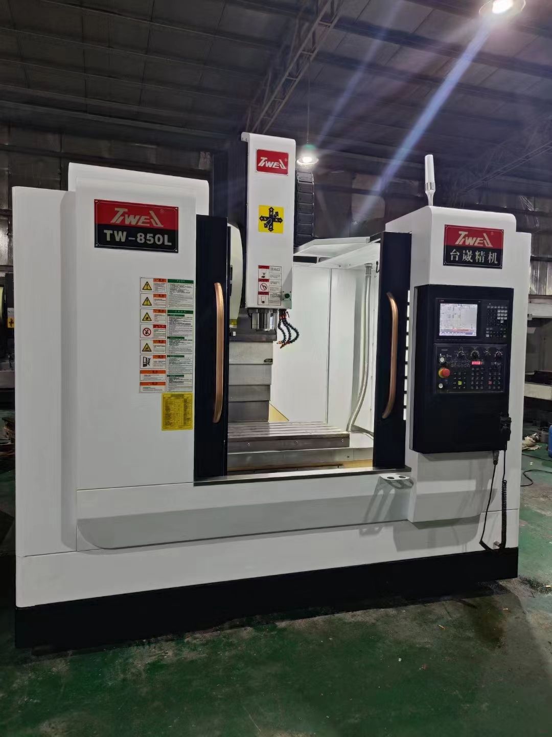 3022龍門 兩線一硬 三菱M70系統(tǒng)，BT50主軸6000轉(zhuǎn) 帶24