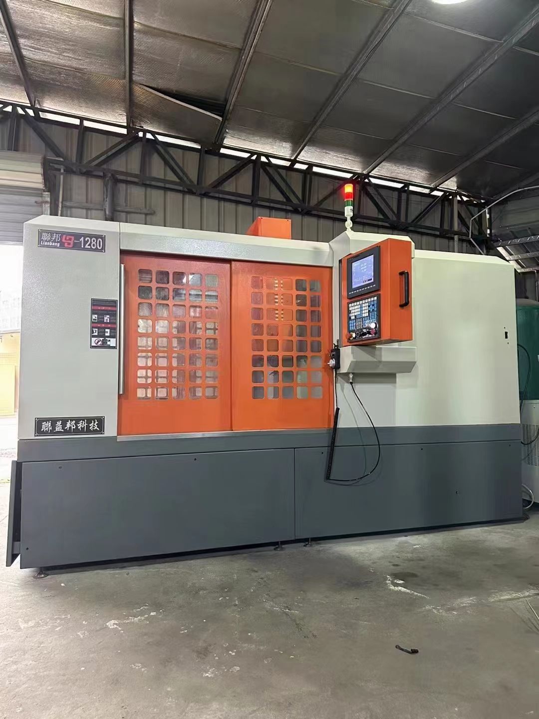 新到小龍門聯(lián)邦1280精雕機(jī)、新代21ma、主軸直徑160、ER40、