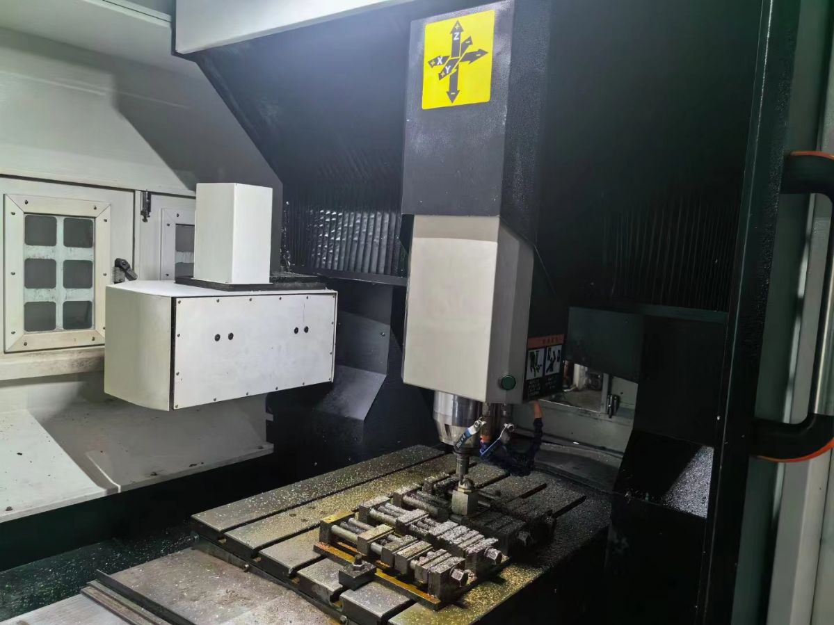 喬鴻870刀庫精雕機(jī)新代22MA系統(tǒng)，BT30氣動主軸8.0千瓦180