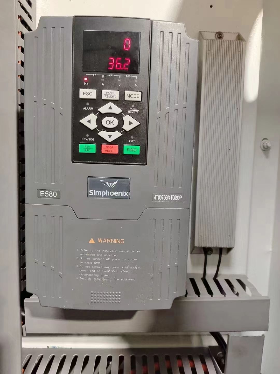 盛烽870靚機(jī)一臺，創(chuàng)能款床身，新代21MA-E系統(tǒng)，7.5KW氣動主