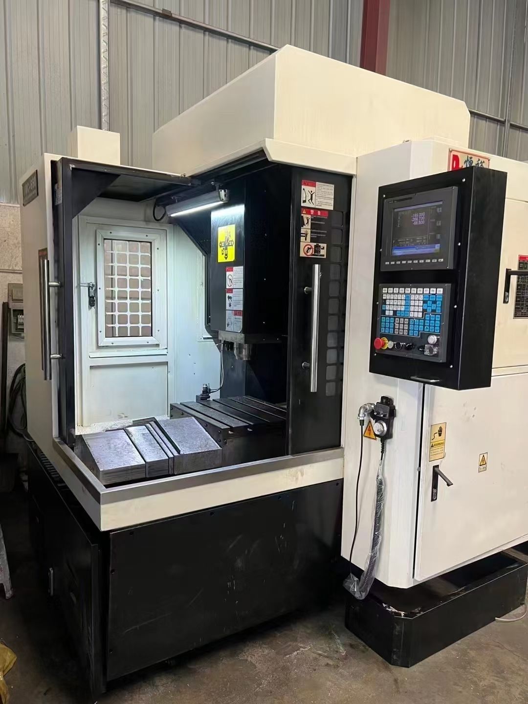 兩臺(tái)21年底650精雕機(jī)氣動(dòng)主軸BT30.7.5kw24000轉(zhuǎn)新代2