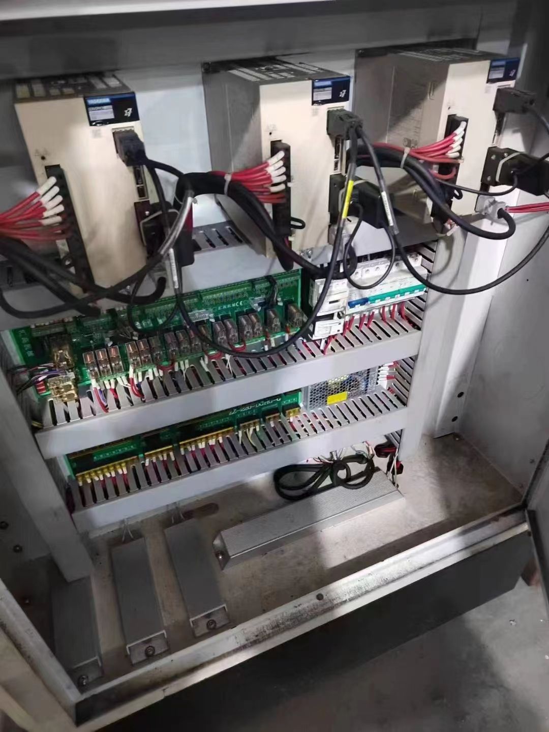 到貨一臺2021年出廠匯高870精雕機(jī)重型機(jī)身新代系統(tǒng) 主軸7.5千瓦