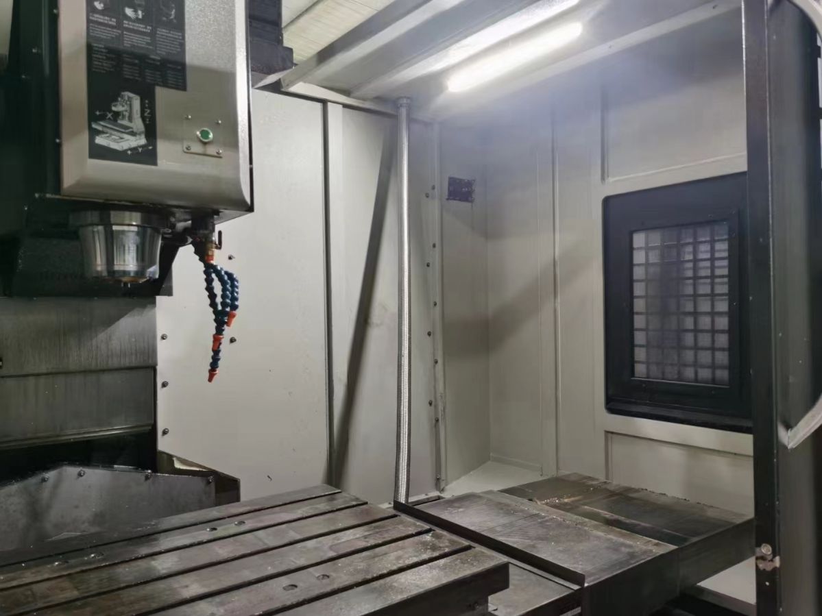 盟機(jī)1165兩臺(tái)，三線45滾柱線軌，三軸1100×650/980，帶刀