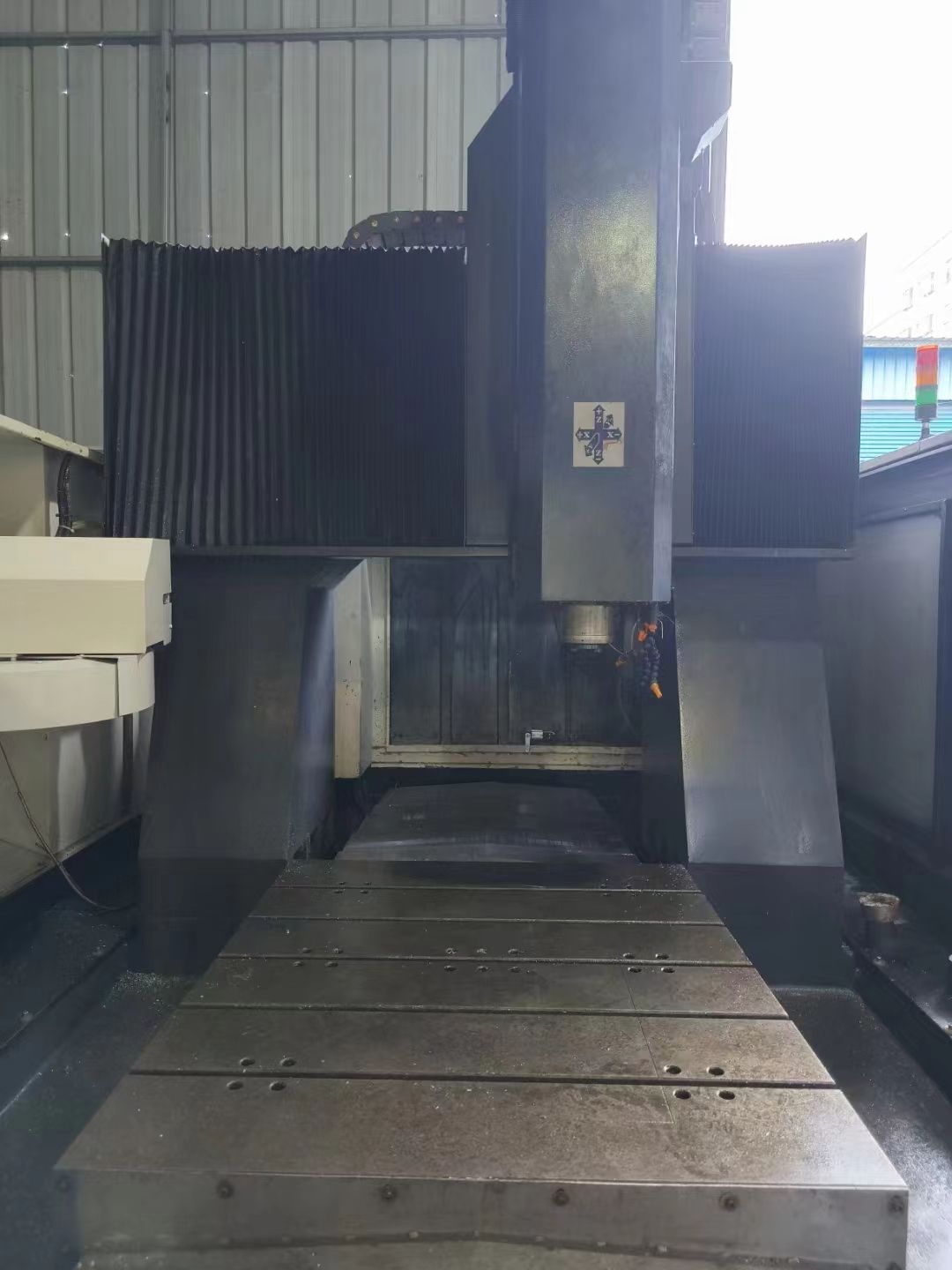 恒裕1210重型龍門雕銑機(jī) 新代21ma系統(tǒng)，bt40機(jī)械主軸直連12