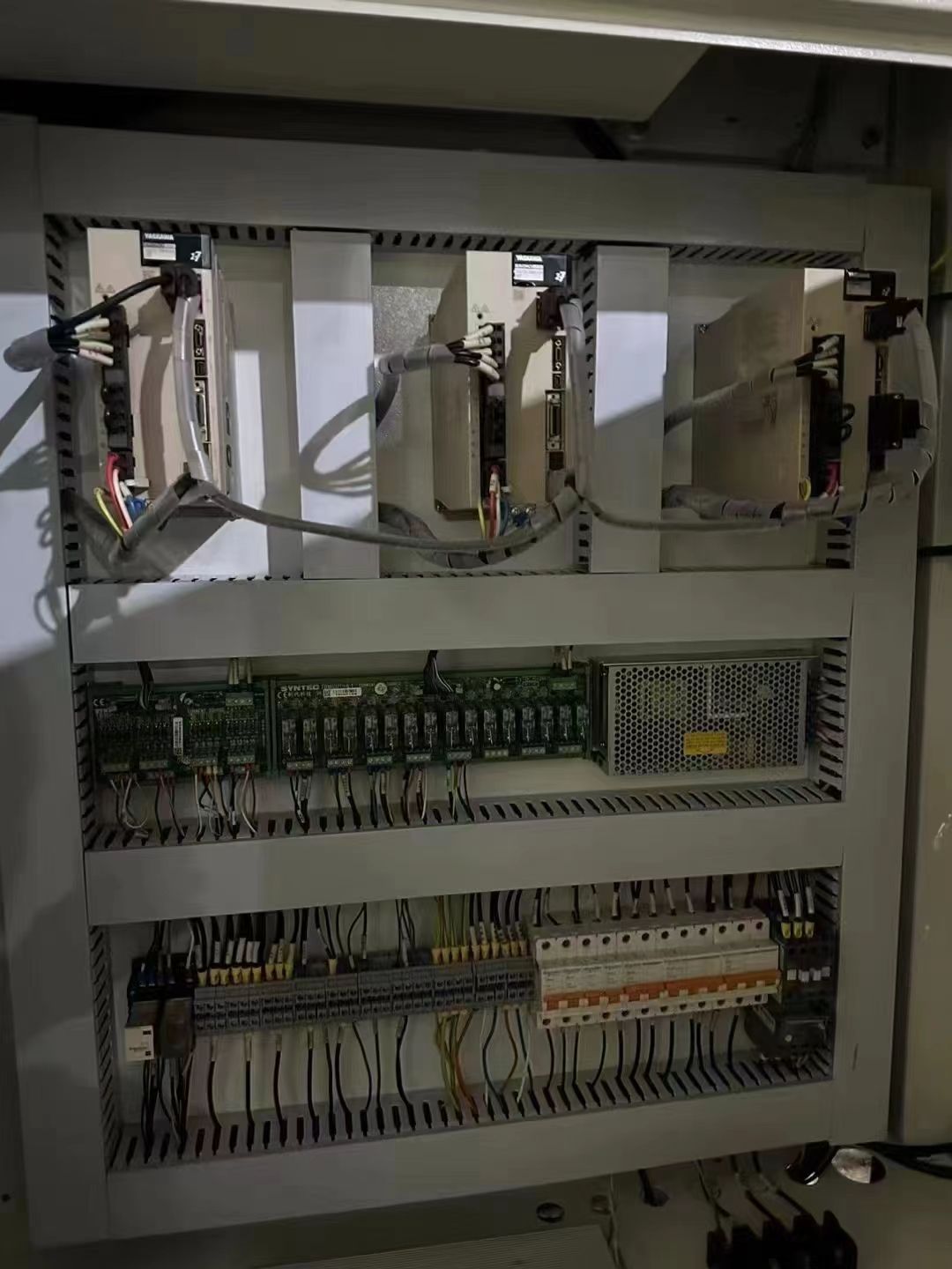 工廠出售準(zhǔn)新鑫騰輝650雕銑機(jī)、新代21ma、ER32、7.5kw、2
