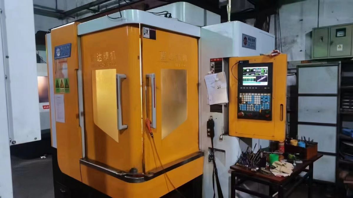 工廠在位輝精達(dá)650雕銑機(jī)，7.5KW，主軸24000轉(zhuǎn)，ER32夾頭