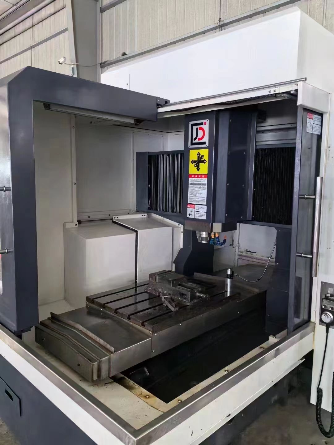 原裝捷上匠德870雕銑機，新代21MA系統(tǒng)，安川7驅(qū)動電機，主軸ER3