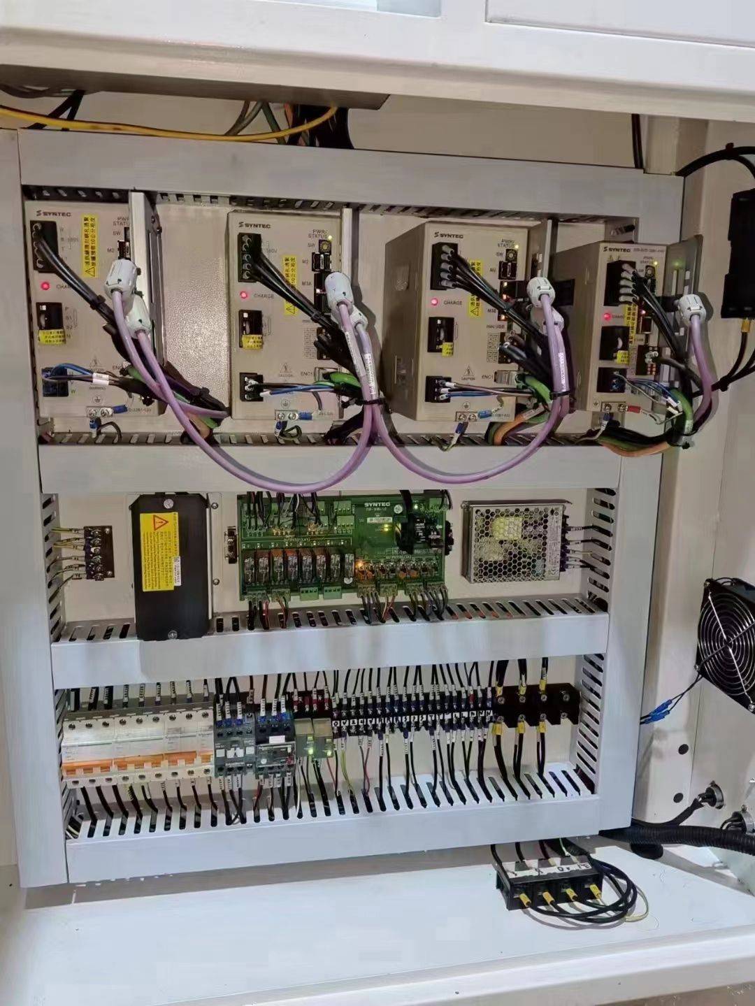 到貨一臺準(zhǔn)機臺群870精雕機臺灣新代*款系統(tǒng)22MA，7.5kw主