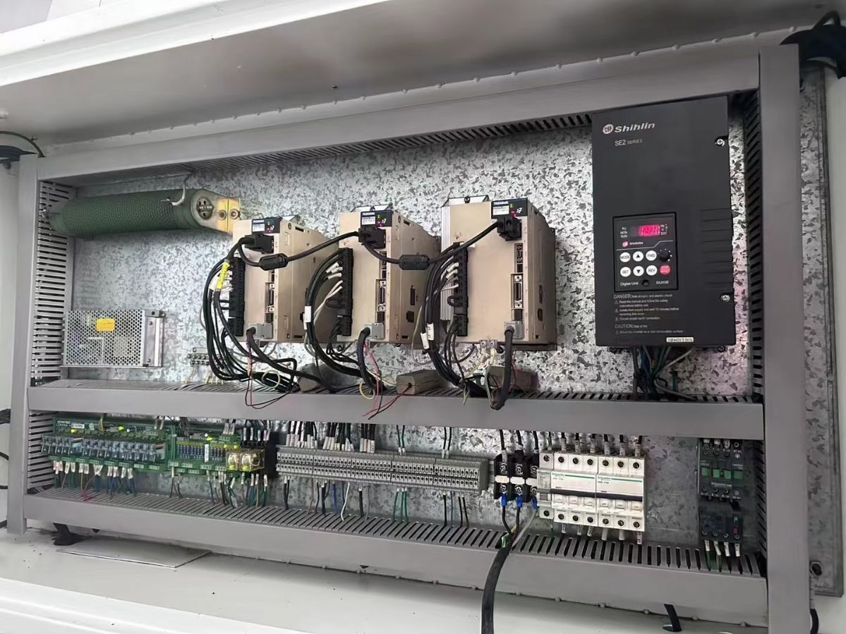 兩臺(tái)21年底650精雕機(jī)氣動(dòng)主軸BT30.7.5kw24000轉(zhuǎn)新代2