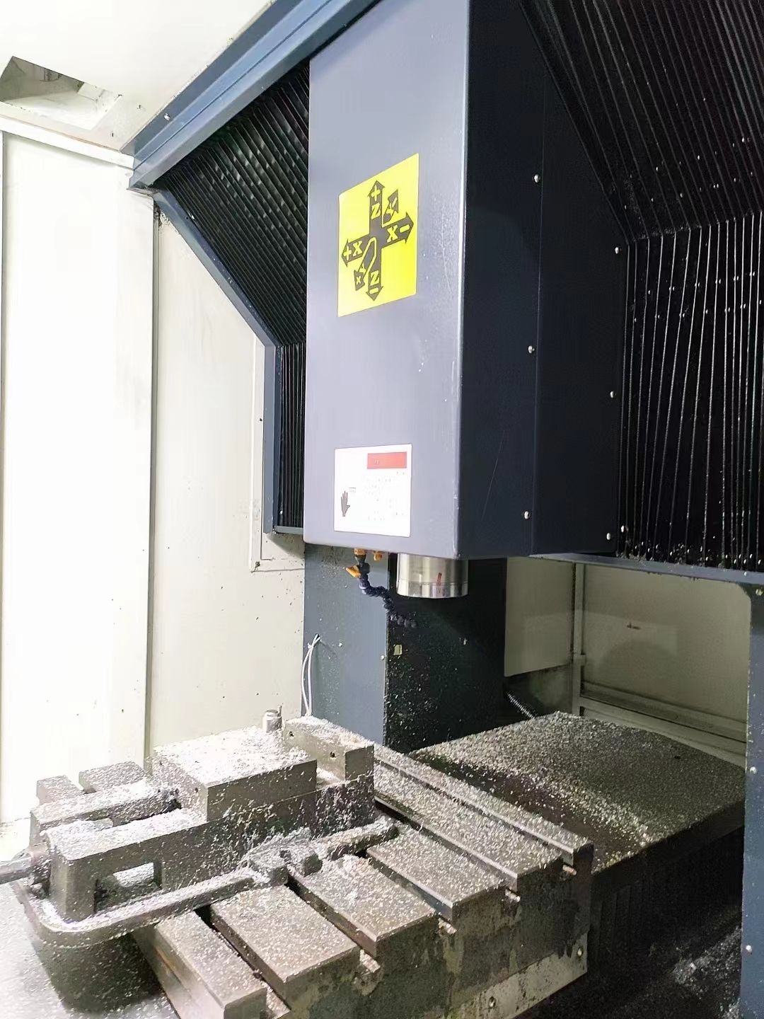 享譽(yù)650精雕機(jī) 新代21ma系統(tǒng)，bt30氣動(dòng)主軸5.5千瓦2400