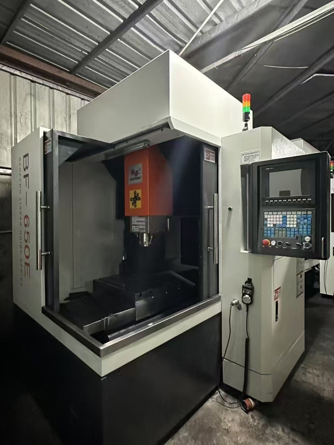 上新重型中揚(yáng)v1160三線軌加工中心，三菱M80系統(tǒng)
