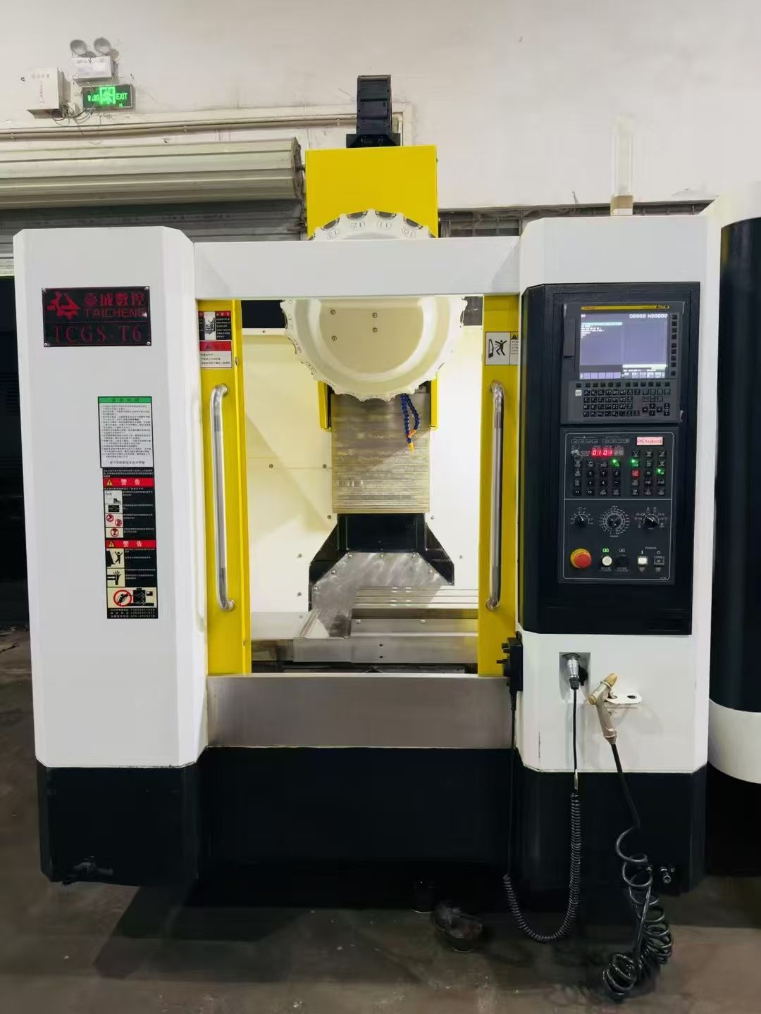 上新華群V850三線軌加工中心，三菱M80系統(tǒng)