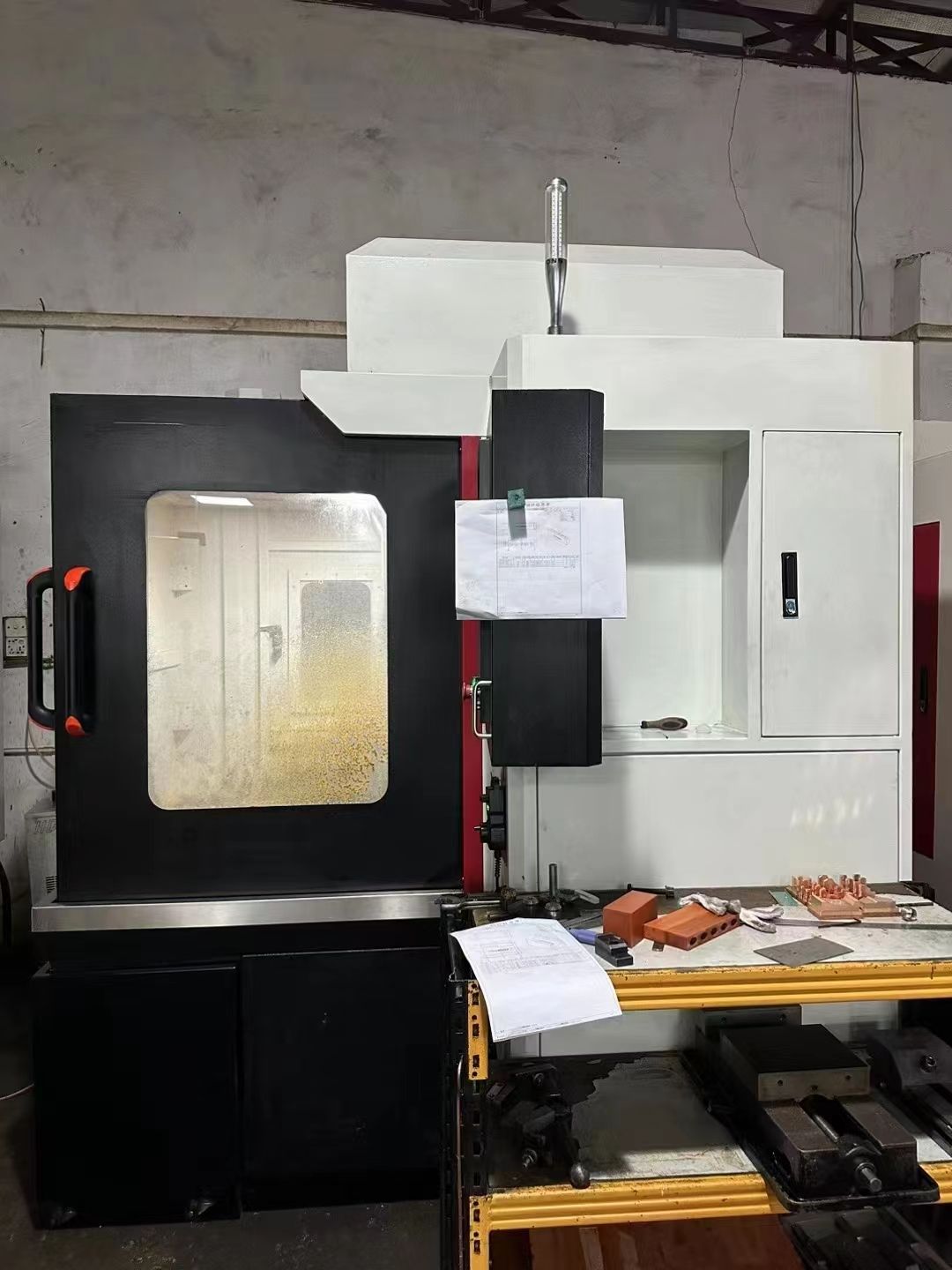 工廠出售準(zhǔn)新鑫騰輝650雕銑機(jī)、新代21ma、ER32、7.5kw、2