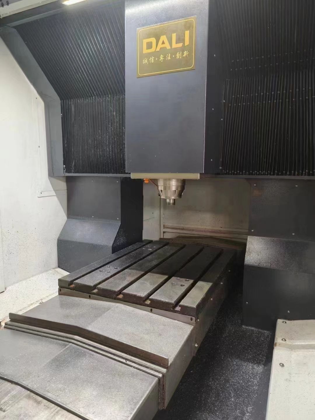 大立870精雕機多臺，創(chuàng)能床身，主軸7.5千瓦24000轉(zhuǎn)，帶油冷機，