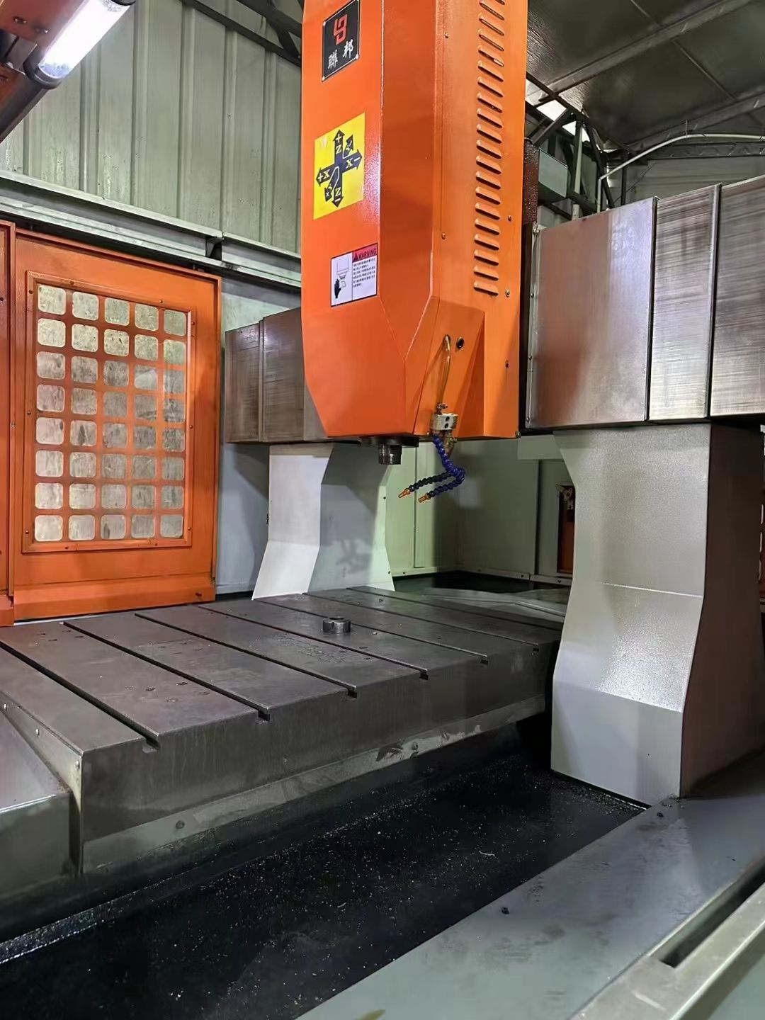 新到小龍門聯(lián)邦1280精雕機(jī)、新代21ma、主軸直徑160、ER40、