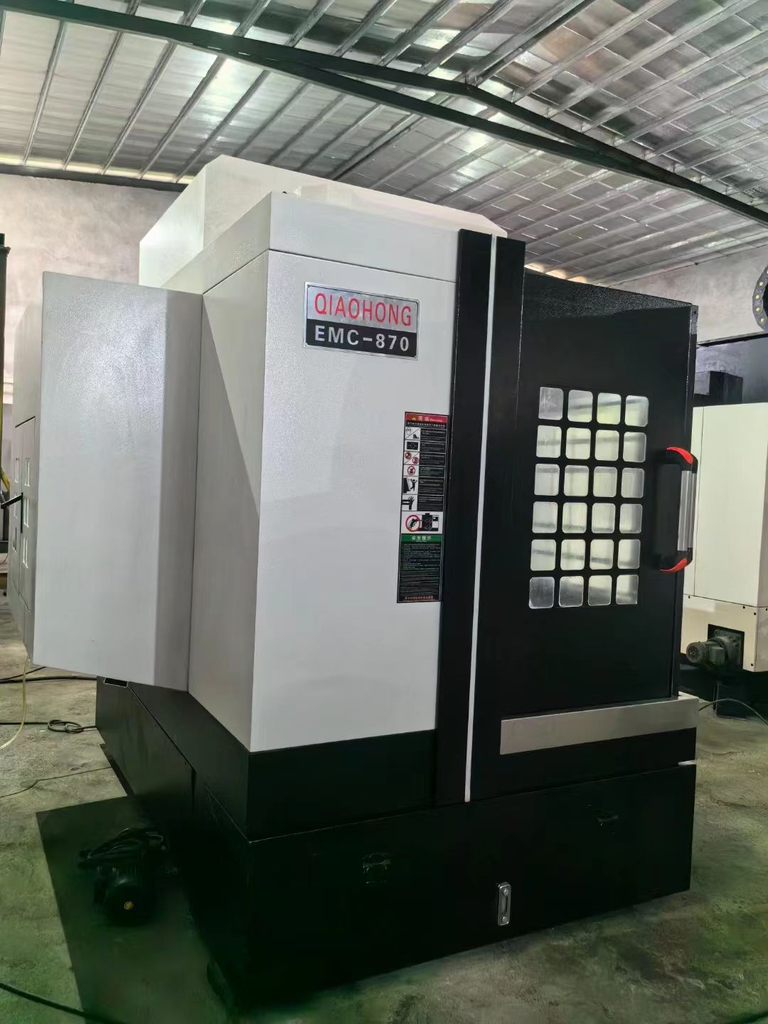 喬鴻870刀庫精雕機(jī)新代22MA系統(tǒng)，BT30氣動主軸8.0千瓦180