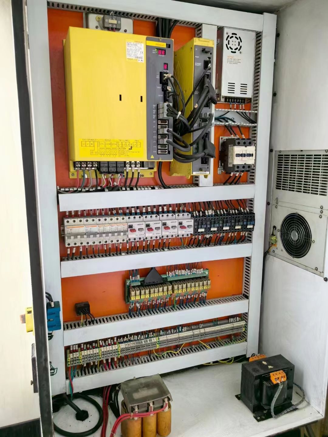 康城機械1060，2線一硬（y軸55線軌，x45線軌），刀臂刀庫，BT