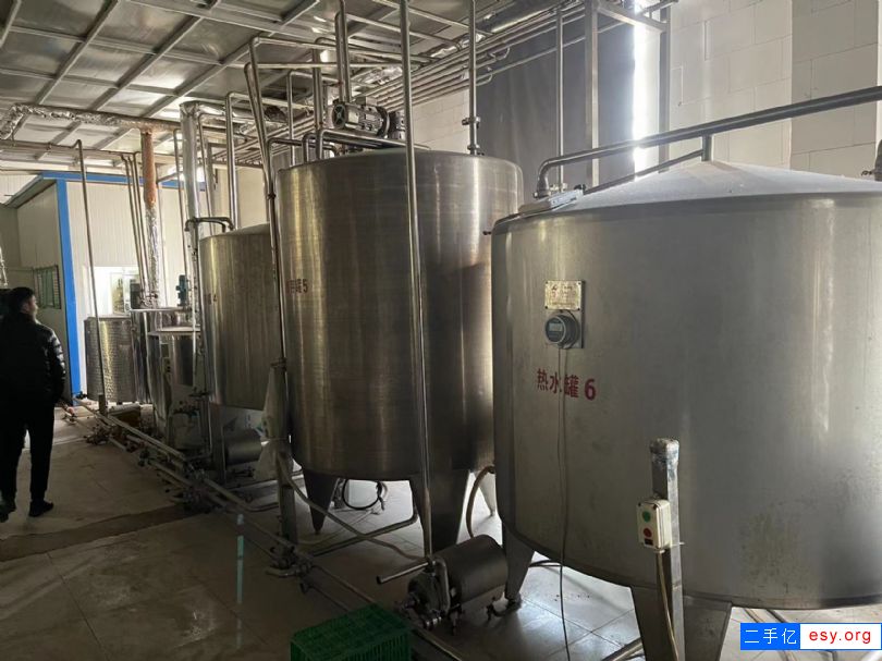 低價轉(zhuǎn)讓二手飲料調(diào)配罐 成品罐 發(fā)酵罐 均質(zhì)機(jī) 乳品飲料配料間設(shè)備