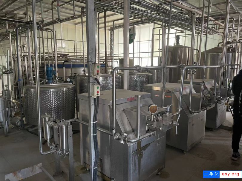 低價轉(zhuǎn)讓二手飲料調(diào)配罐 成品罐 發(fā)酵罐 均質(zhì)機(jī) 乳品飲料配料間設(shè)備