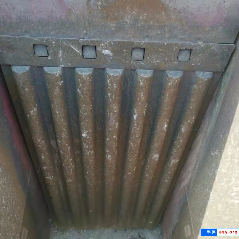 出售二手九成新上海產(chǎn)870x1060顎式破碎機(jī)