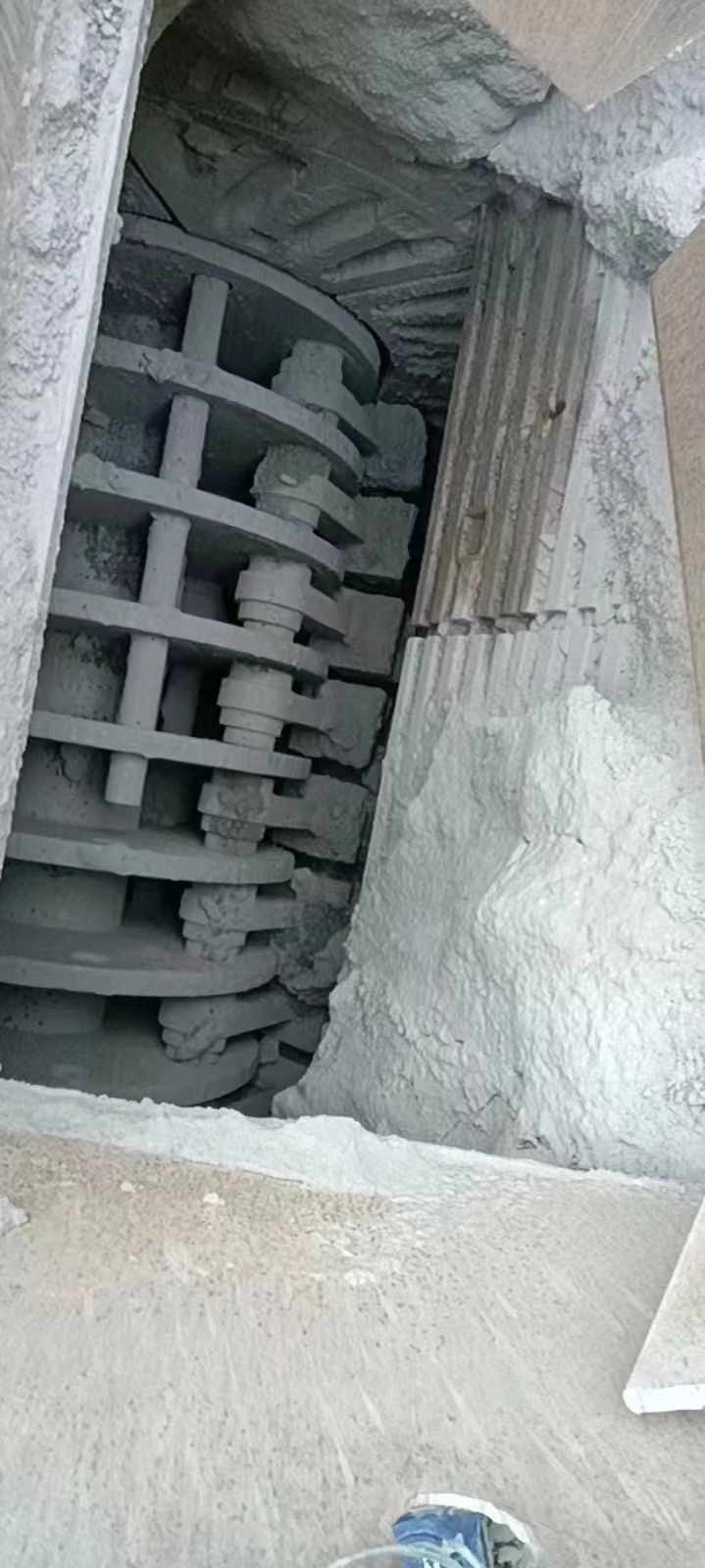 出售二手正泰1614電機200KW無篩底雙級破碎機