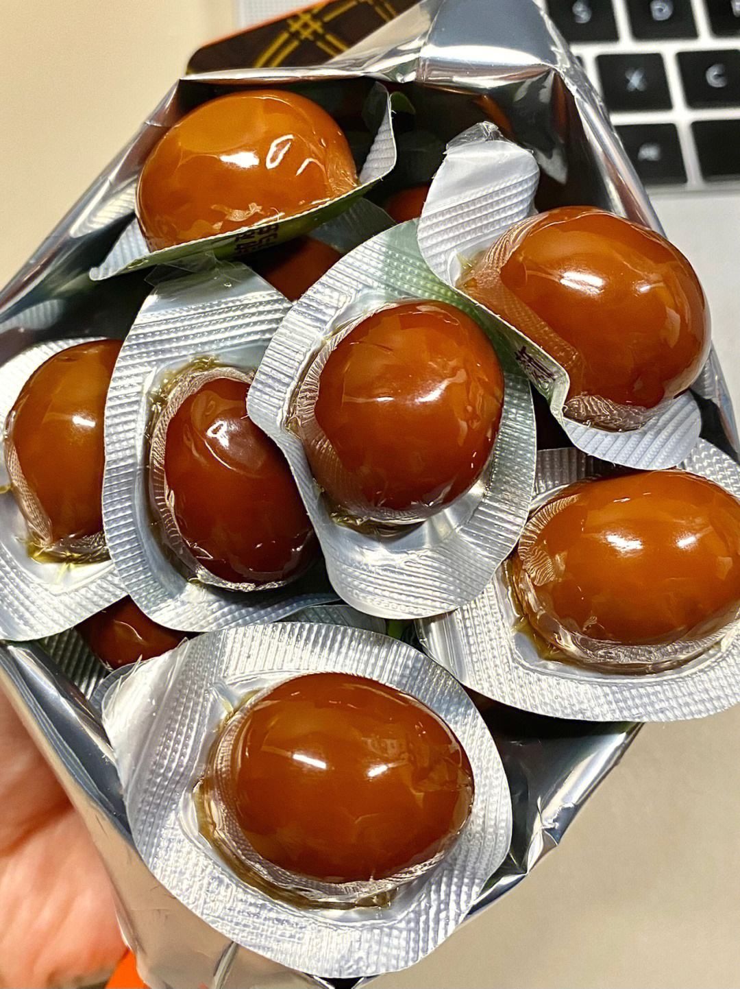 二手鹵蛋皮蛋拉伸膜真空包裝機(jī)，每小時一萬包，操作簡單，省人工，包售后！