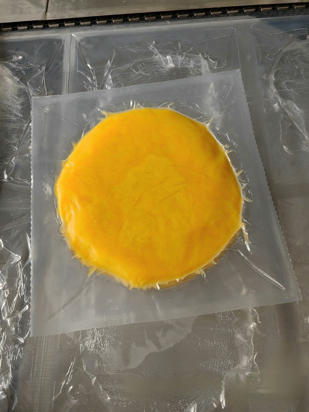 二手佛跳墻拉伸膜真空包裝機(jī)，客戶換包裝，低價(jià)處理。送模具，有質(zhì)保！